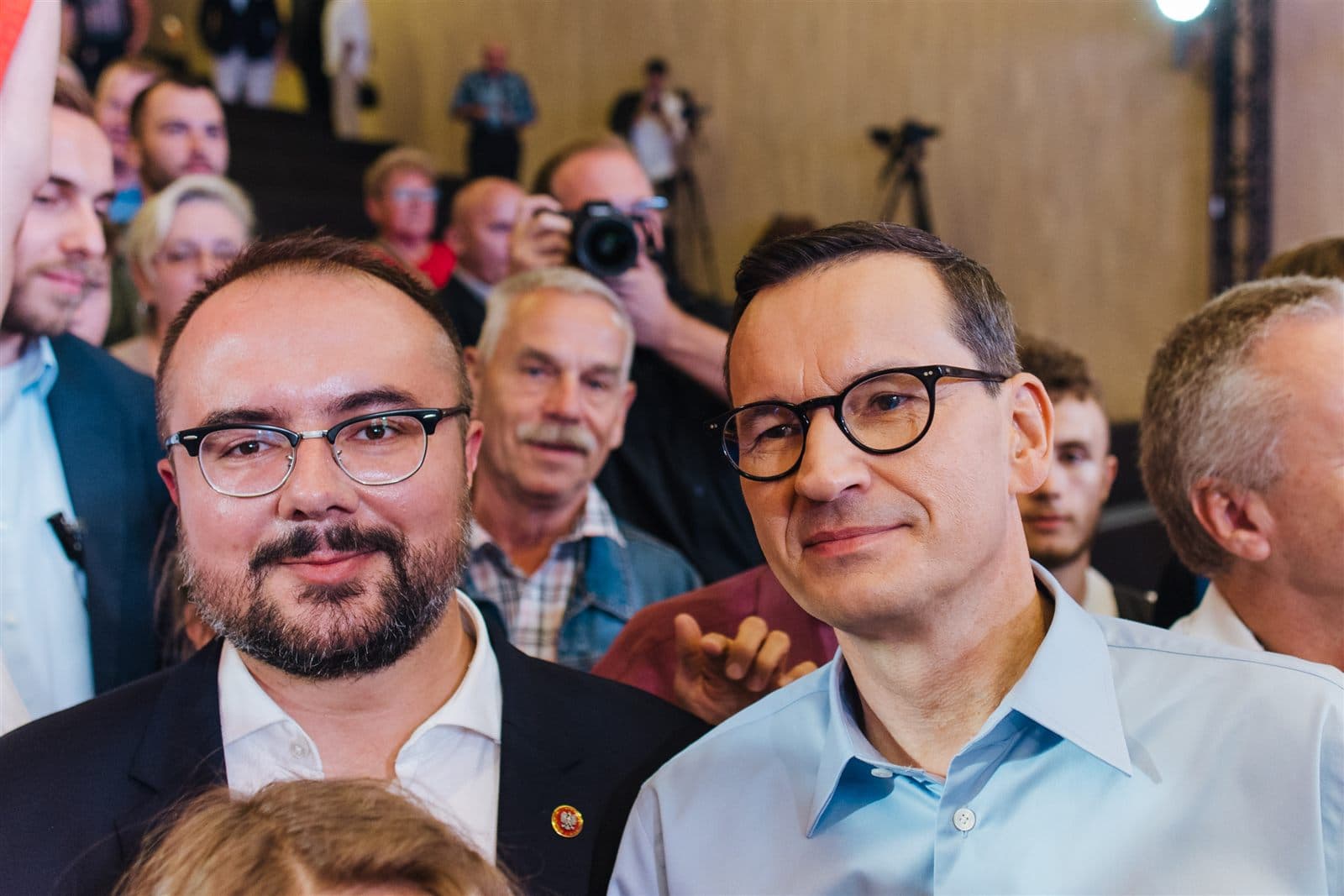 Paweł Jabłoński i Mateusz Morawiecki wśród uczestników spotkania, w tle fotoreporterzy