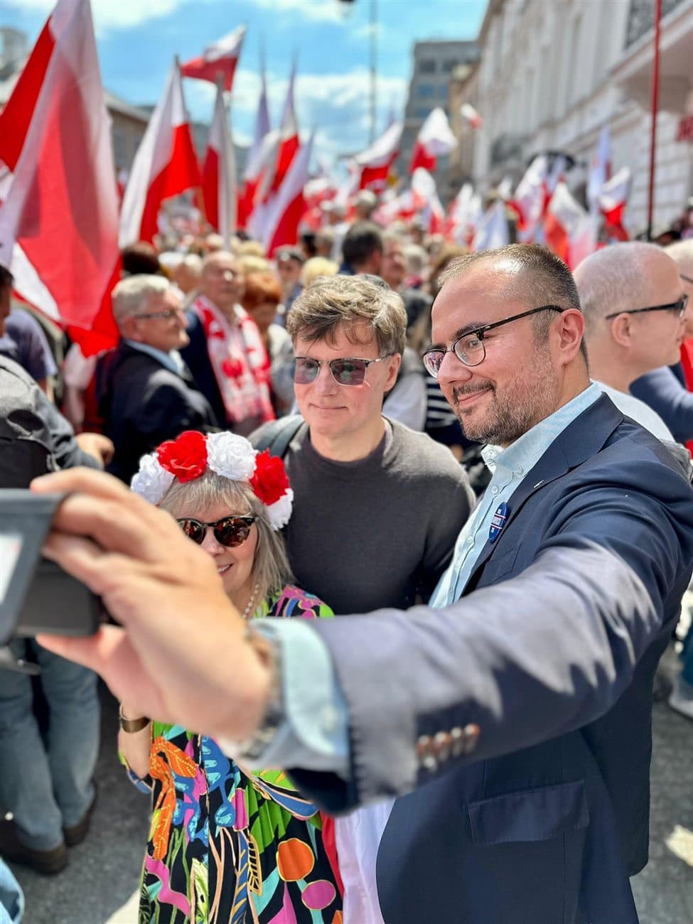 Paweł Jabłoński wśród uczestników marszu z biało-czerwonymi flagami
