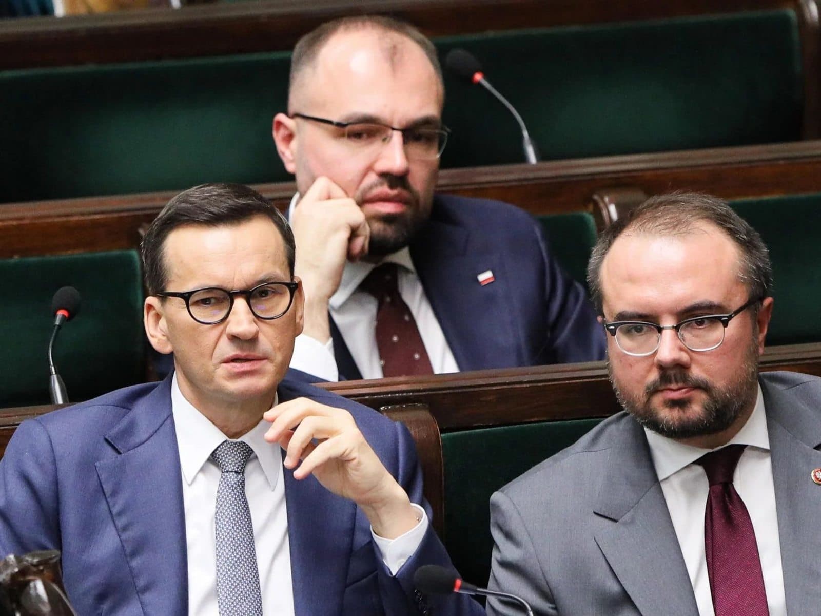 Paweł Jabłoński i Mateusz Morawiecki w ławach poselskich Sejmu podczas obrad